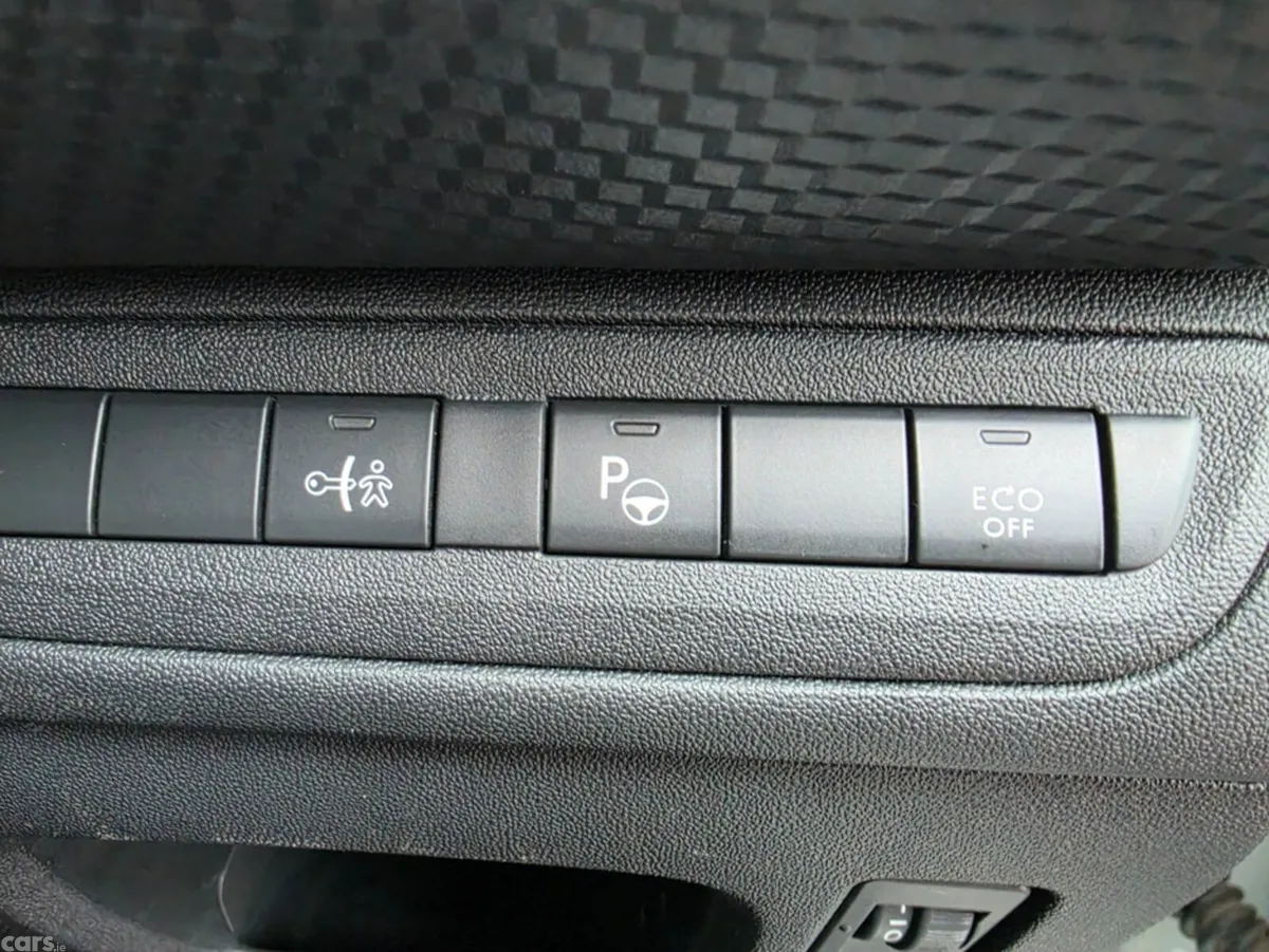Peugeot 2008 Hatchback, Petrol, 2018, White