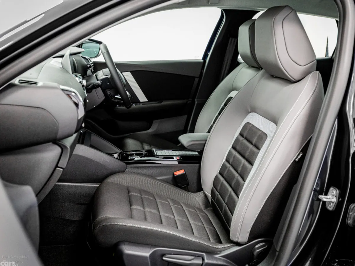 Citroen C4 Hatchback, Diesel Hybrid, 2026, Black