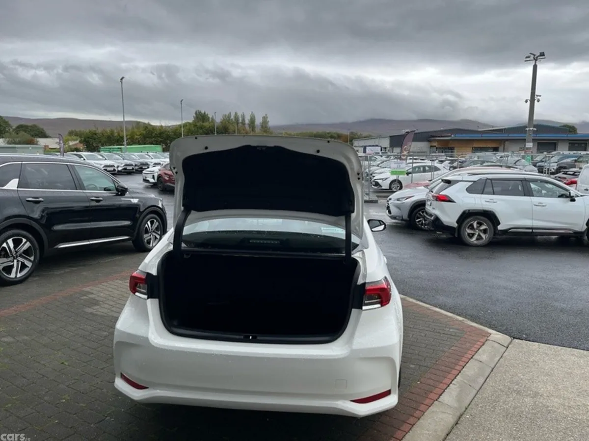 Toyota Corolla Saloon, Petrol Hybrid, 2019, White