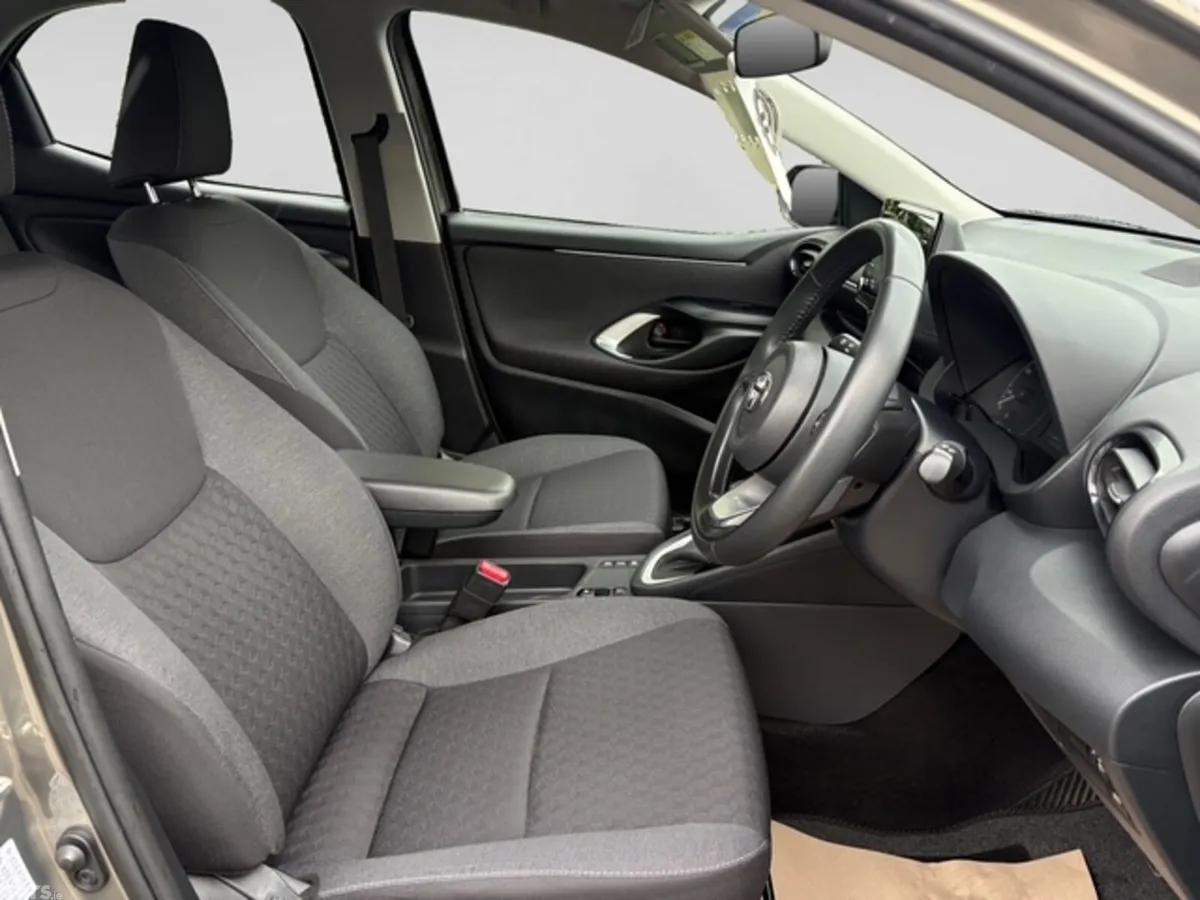 Toyota Yaris Hatchback, Petrol Hybrid, 2023, Green