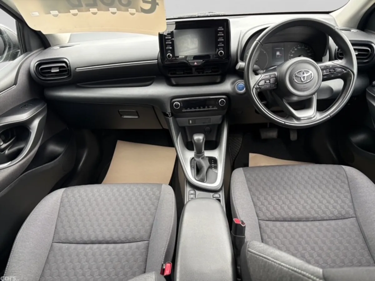 Toyota Yaris Hatchback, Petrol Hybrid, 2023, Green