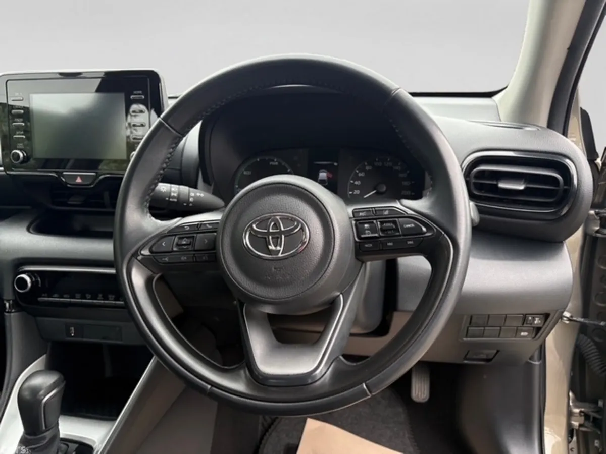 Toyota Yaris Hatchback, Petrol Hybrid, 2023, Green