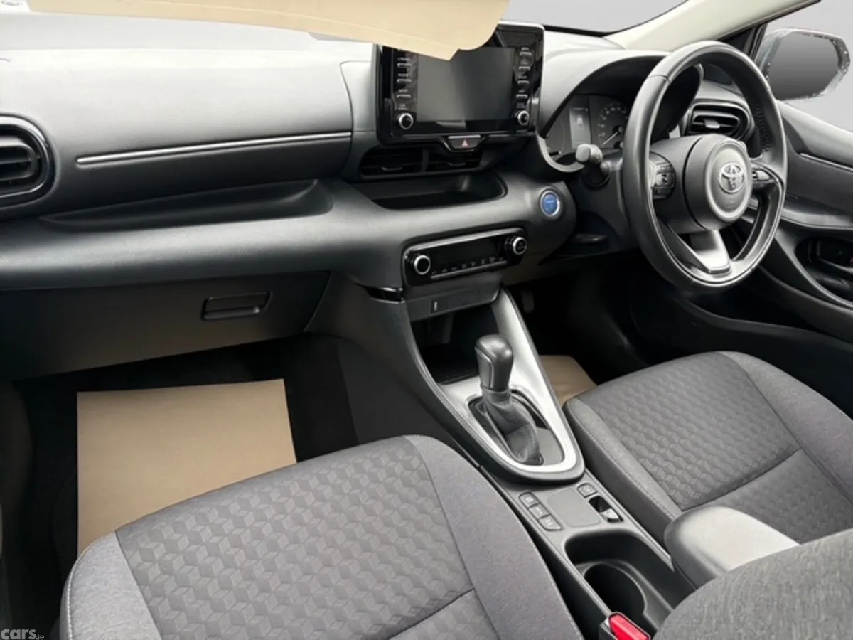 Toyota Yaris Hatchback, Petrol Hybrid, 2023, Green