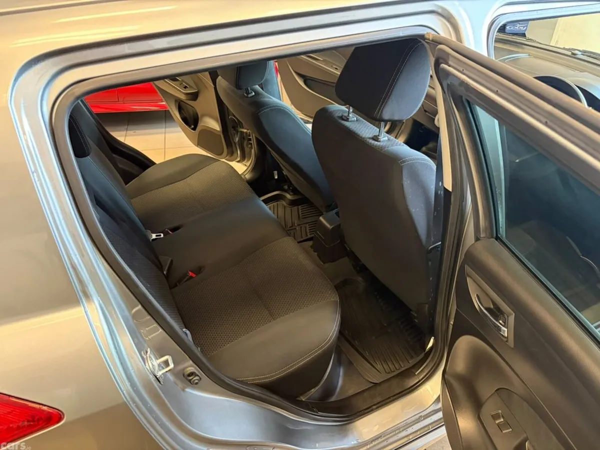 Suzuki Swift Hatchback, Petrol, 2014, Silver