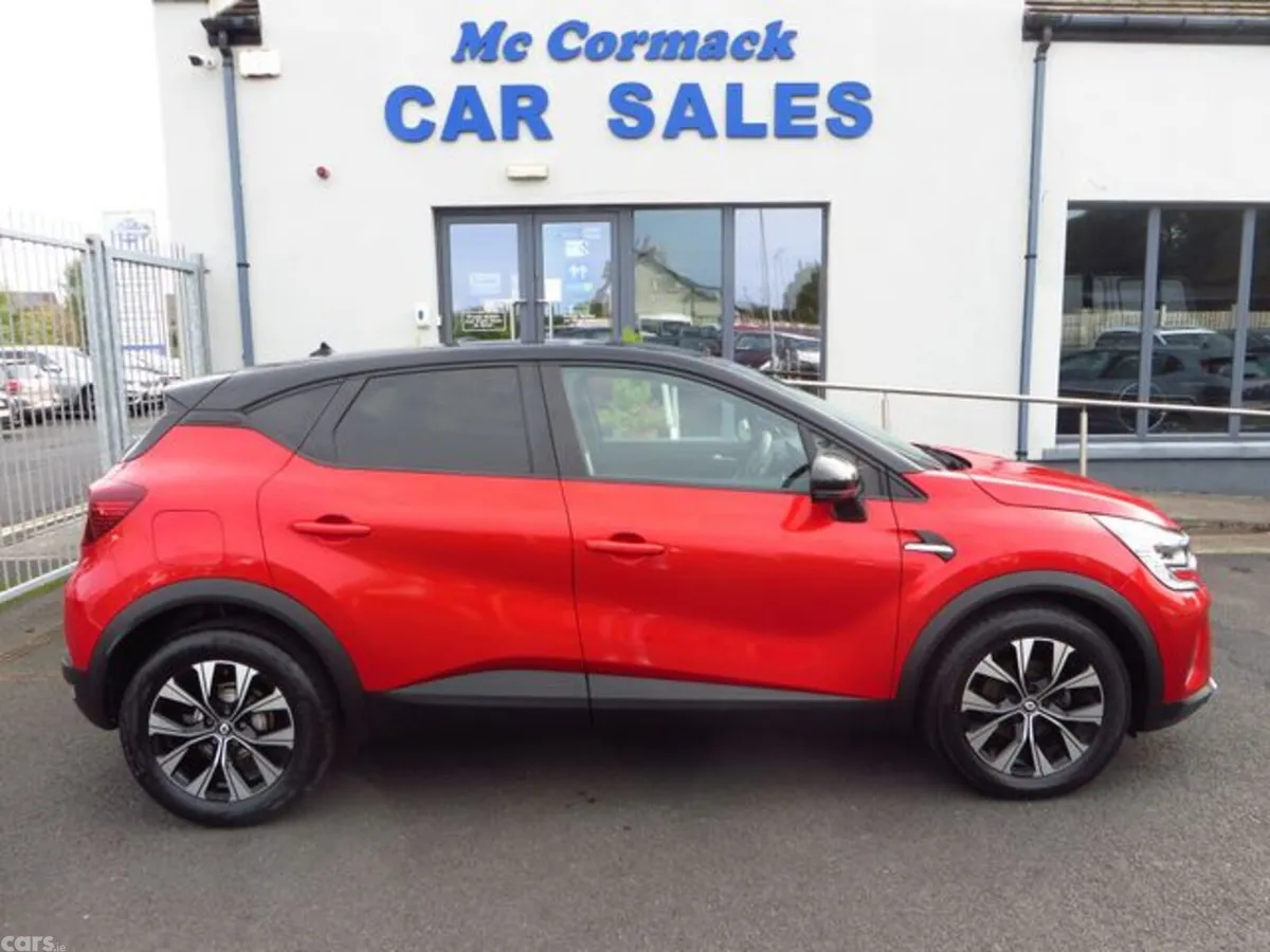 Renault Captur Hatchback, Petrol, 2022, Red