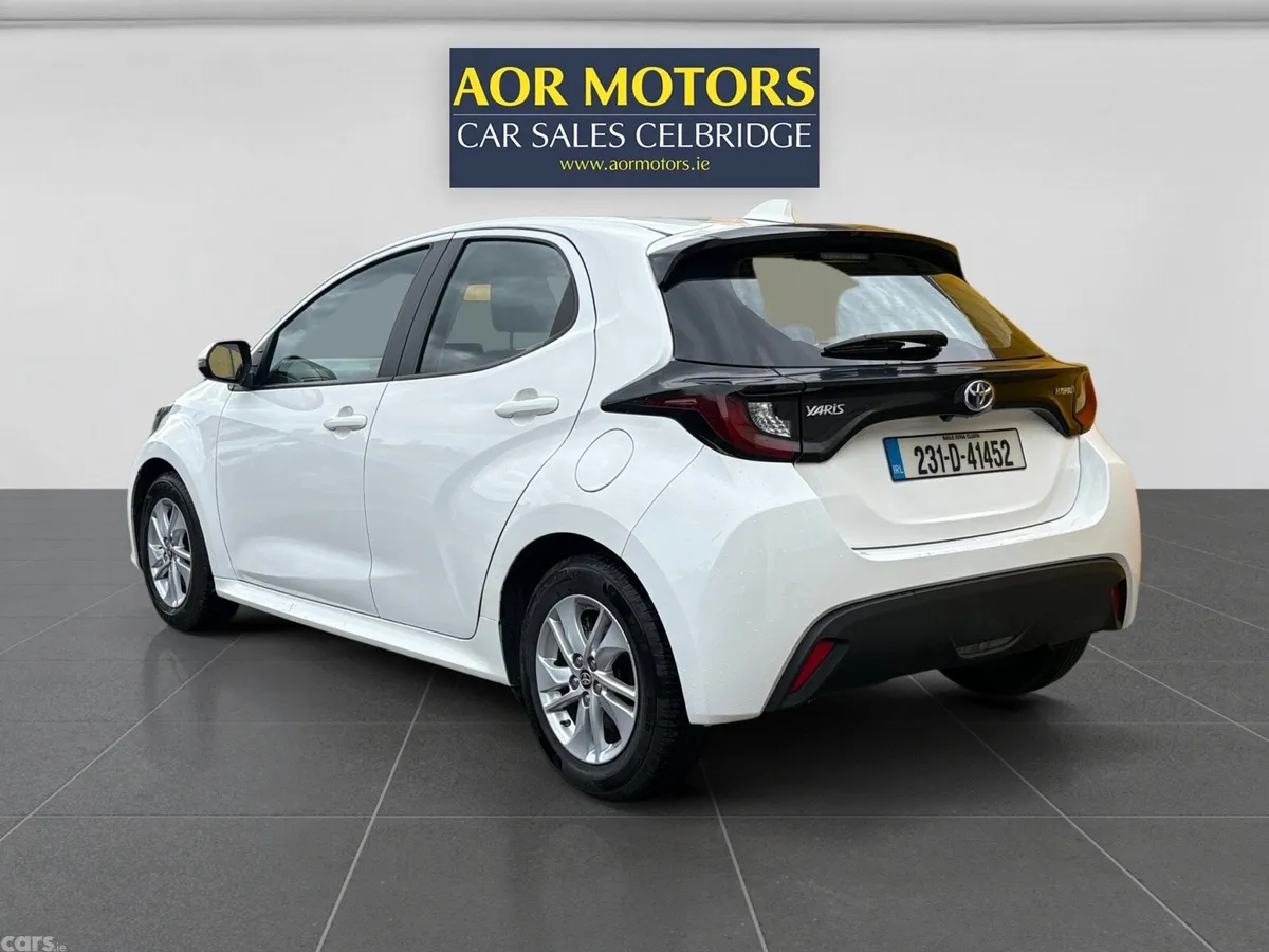 Toyota Yaris Hatchback, Petrol Hybrid, 2023, White