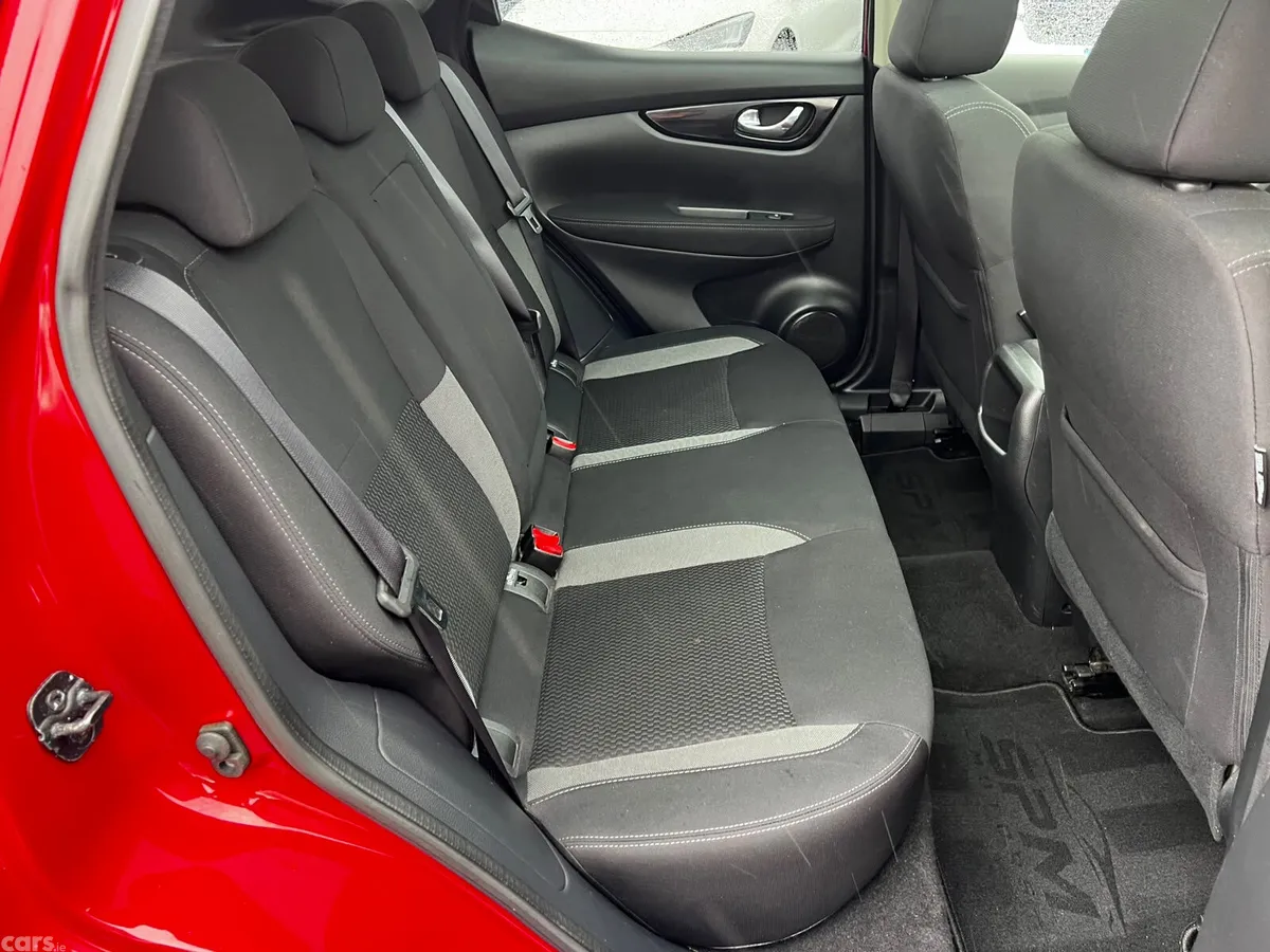 Nissan Qashqai MPV, Diesel, 2019, Red