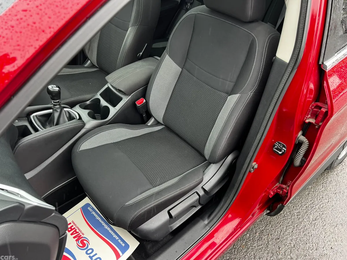 Nissan Qashqai MPV, Diesel, 2019, Red