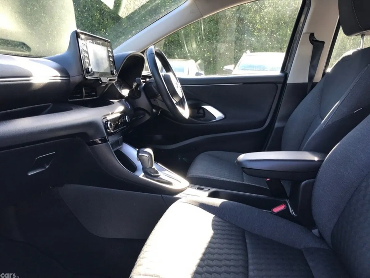 Toyota Yaris Hatchback, Petrol Hybrid, 2023, Grey