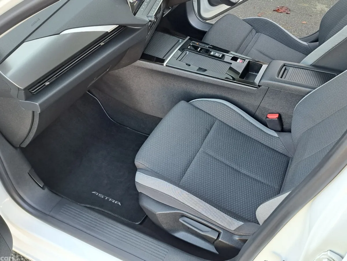 Opel Astra Hatchback, Diesel, 2024, White