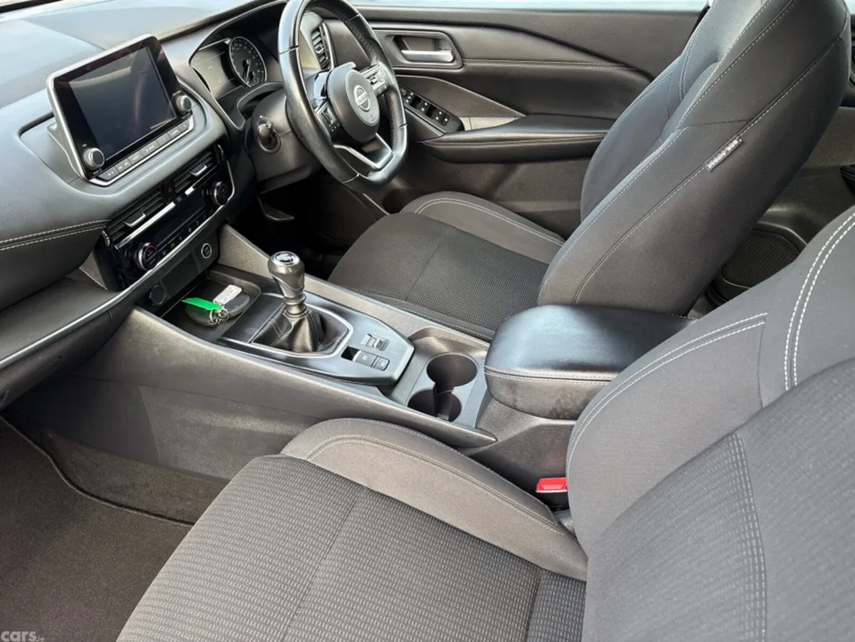 Nissan Qashqai MPV, Petrol, 2022, White