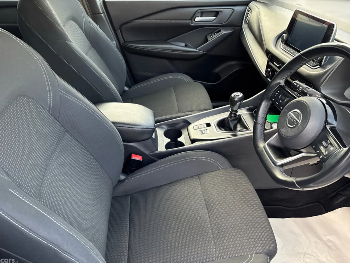 Nissan Qashqai MPV, Petrol, 2022, White