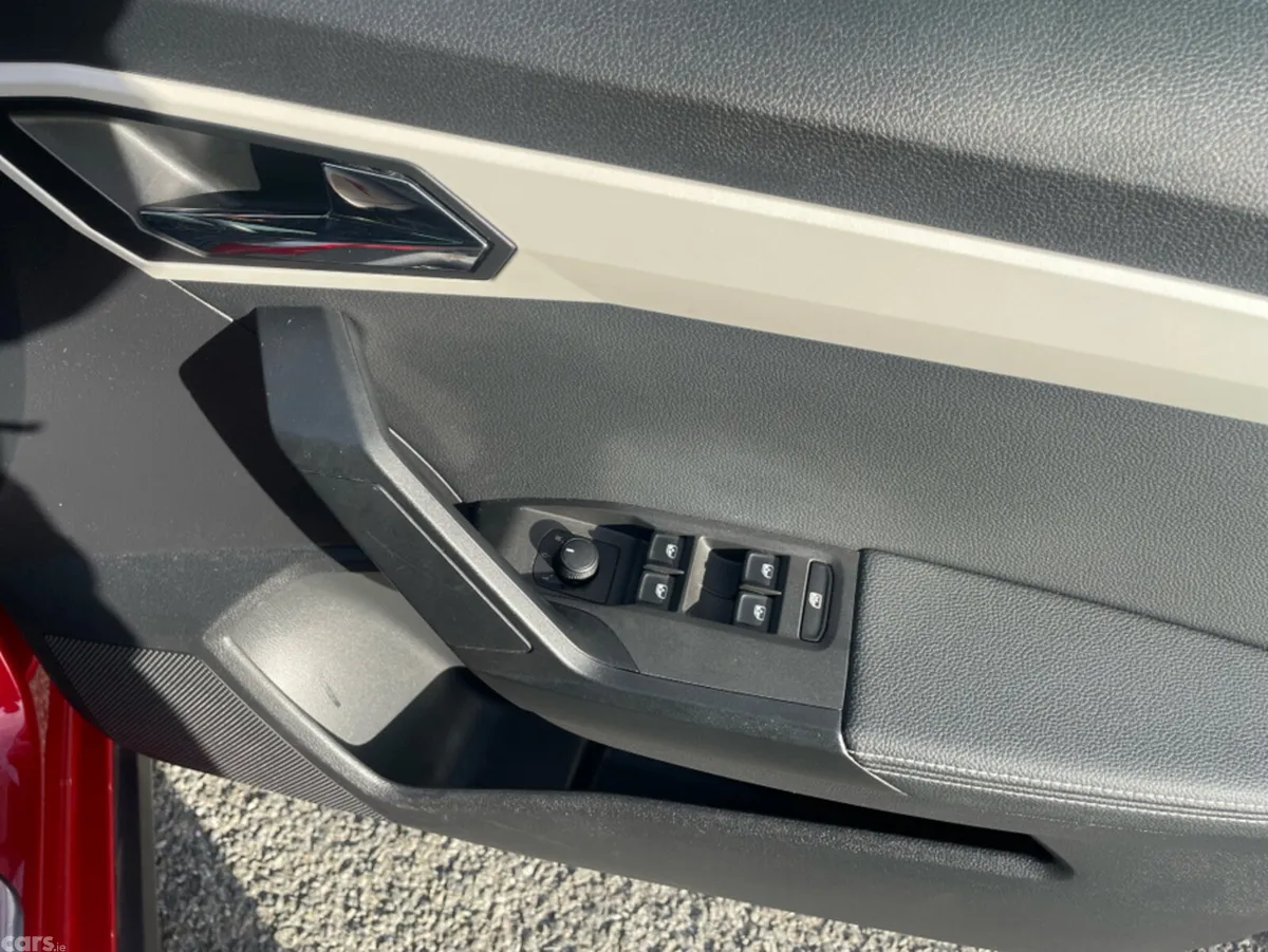SEAT Arona Hatchback, Petrol, 2020, Red