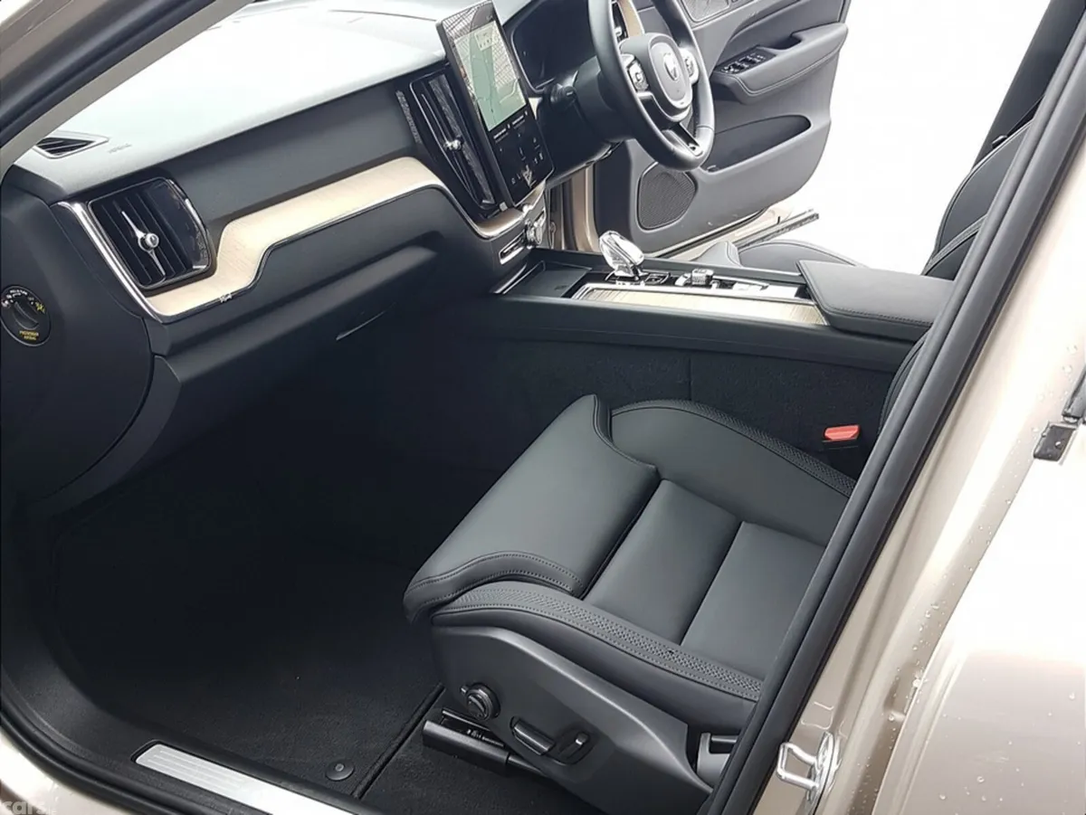 Volvo XC60 MPV, Petrol Plug-in Hybrid, 2025, Gold
