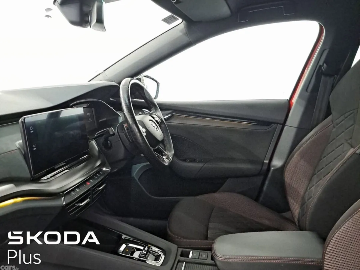 Skoda Octavia Saloon, Diesel, 2022, Red