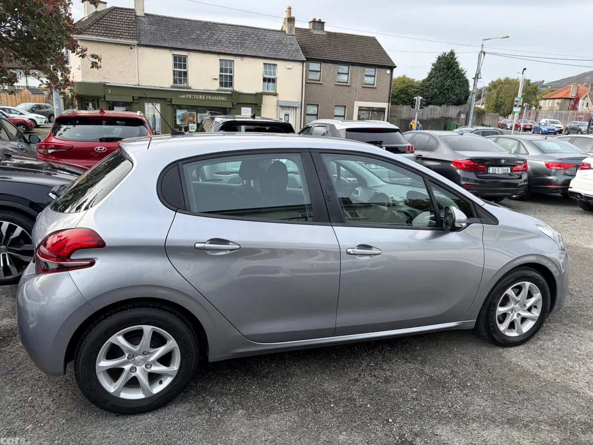 Peugeot 208 Hatchback, Petrol, 2019, Grey