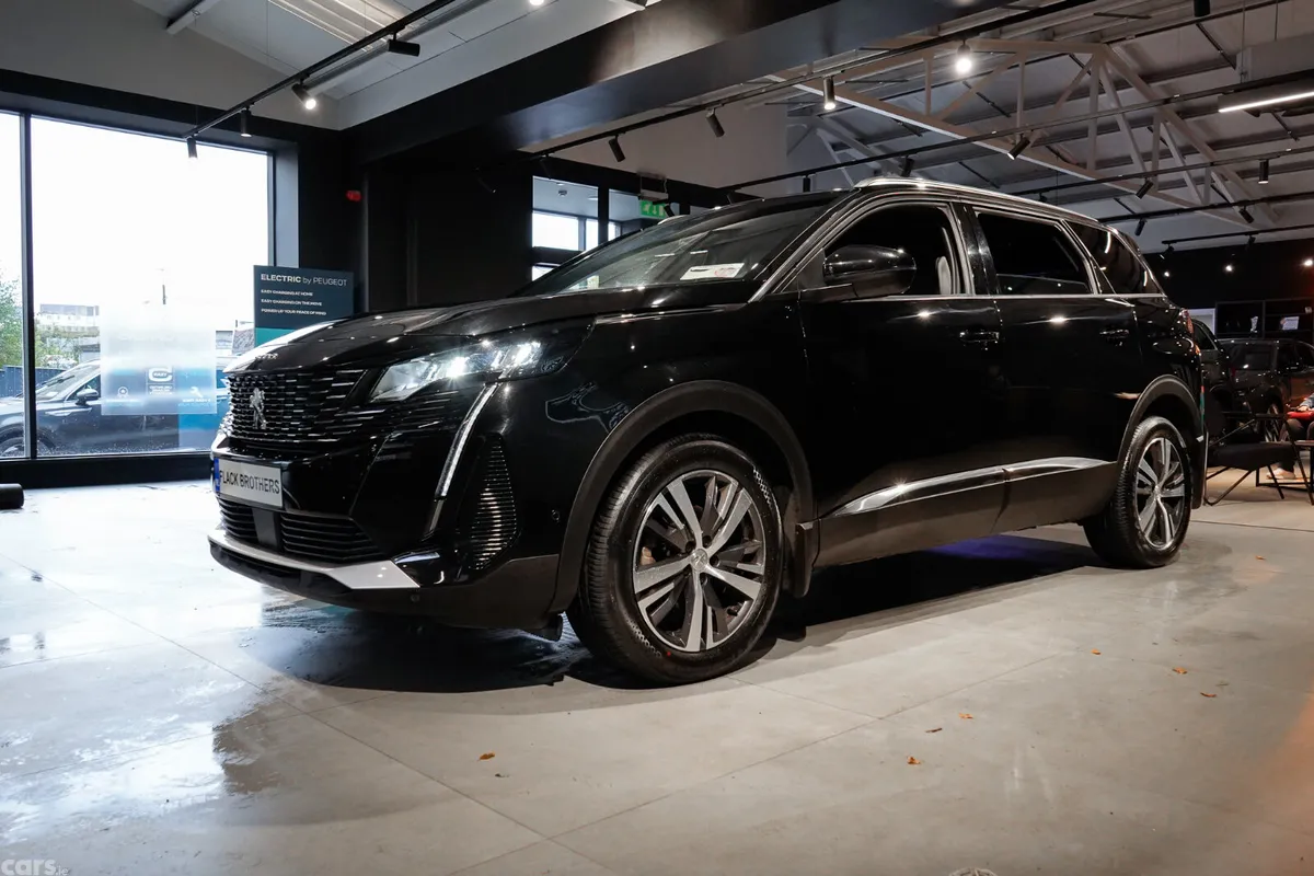 Peugeot 5008 MPV, Diesel, 2023, Black