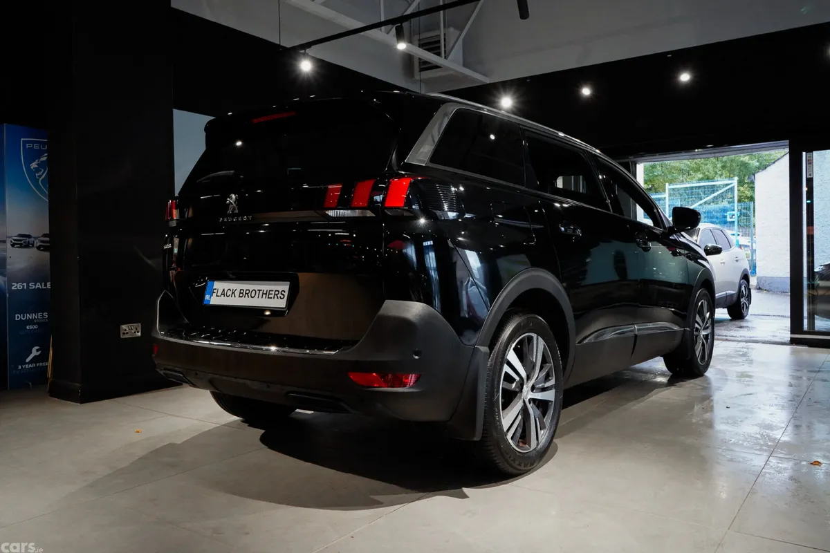 Peugeot 5008 MPV, Diesel, 2023, Black
