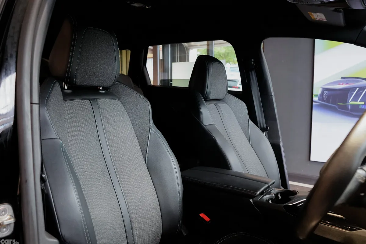 Peugeot 5008 MPV, Diesel, 2023, Black
