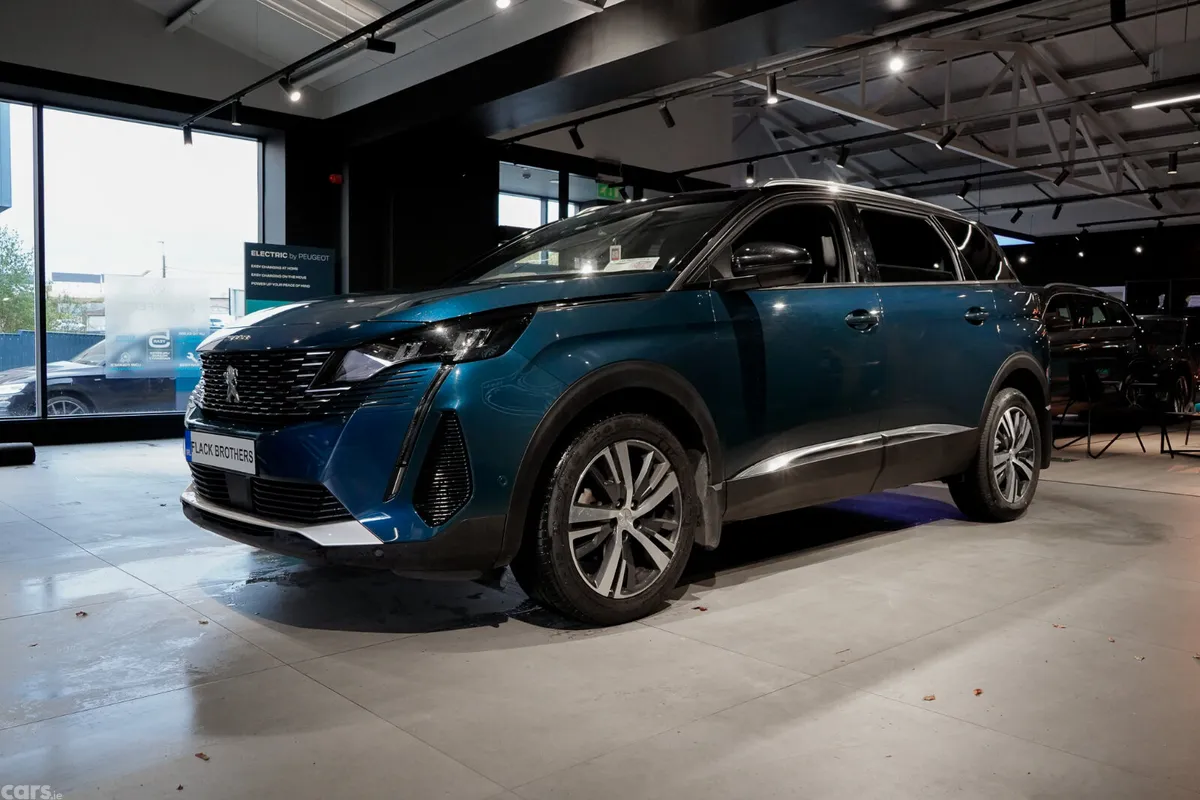 Peugeot 5008 MPV, Diesel, 2023, Blue