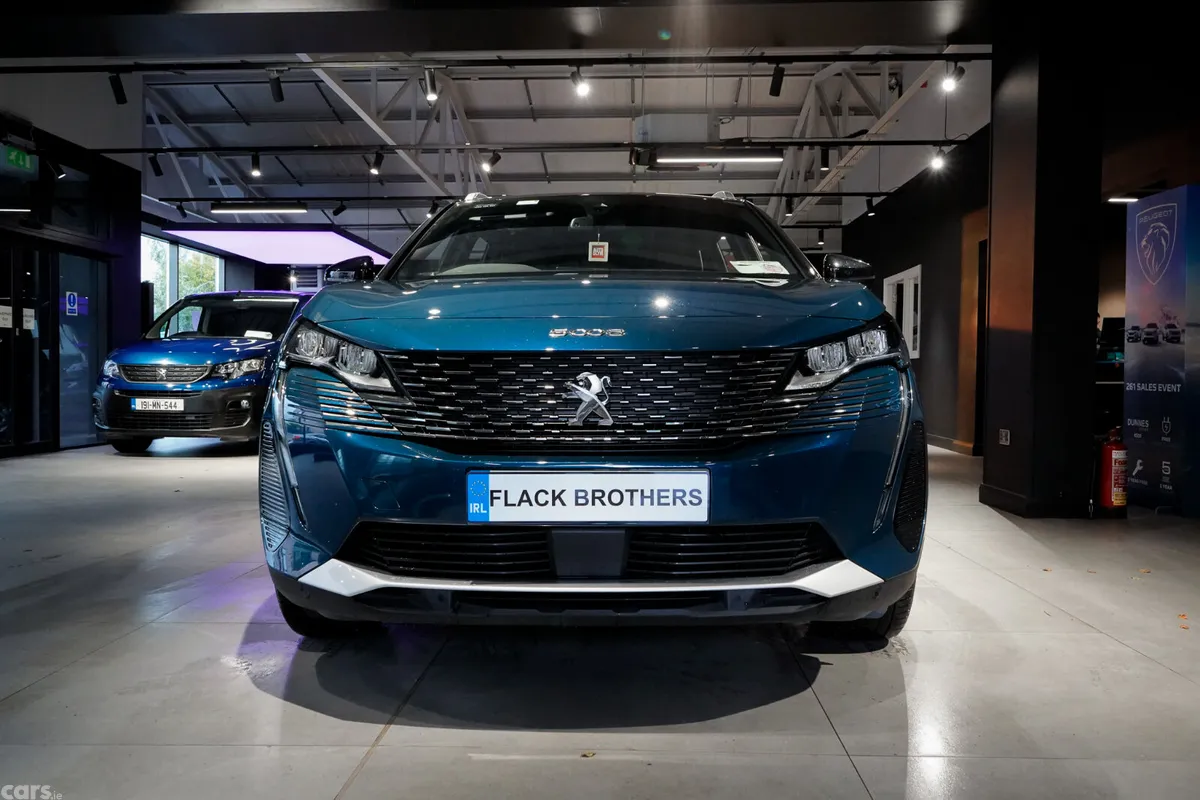 Peugeot 5008 MPV, Diesel, 2023, Blue