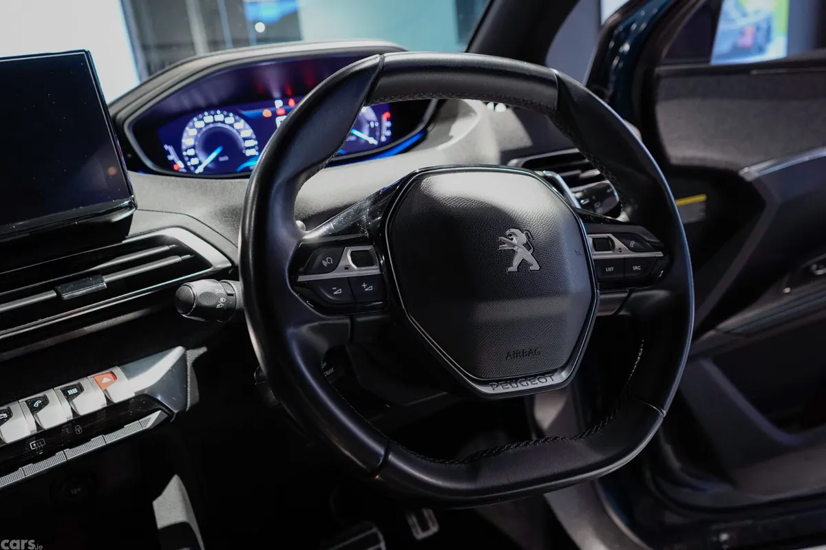 Peugeot 5008 MPV, Diesel, 2023, Blue