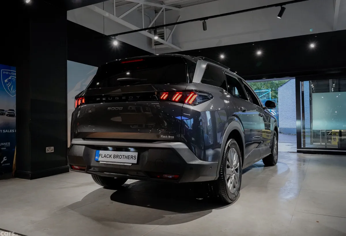 Peugeot 5008 MPV, Petrol Hybrid, 2026, Grey