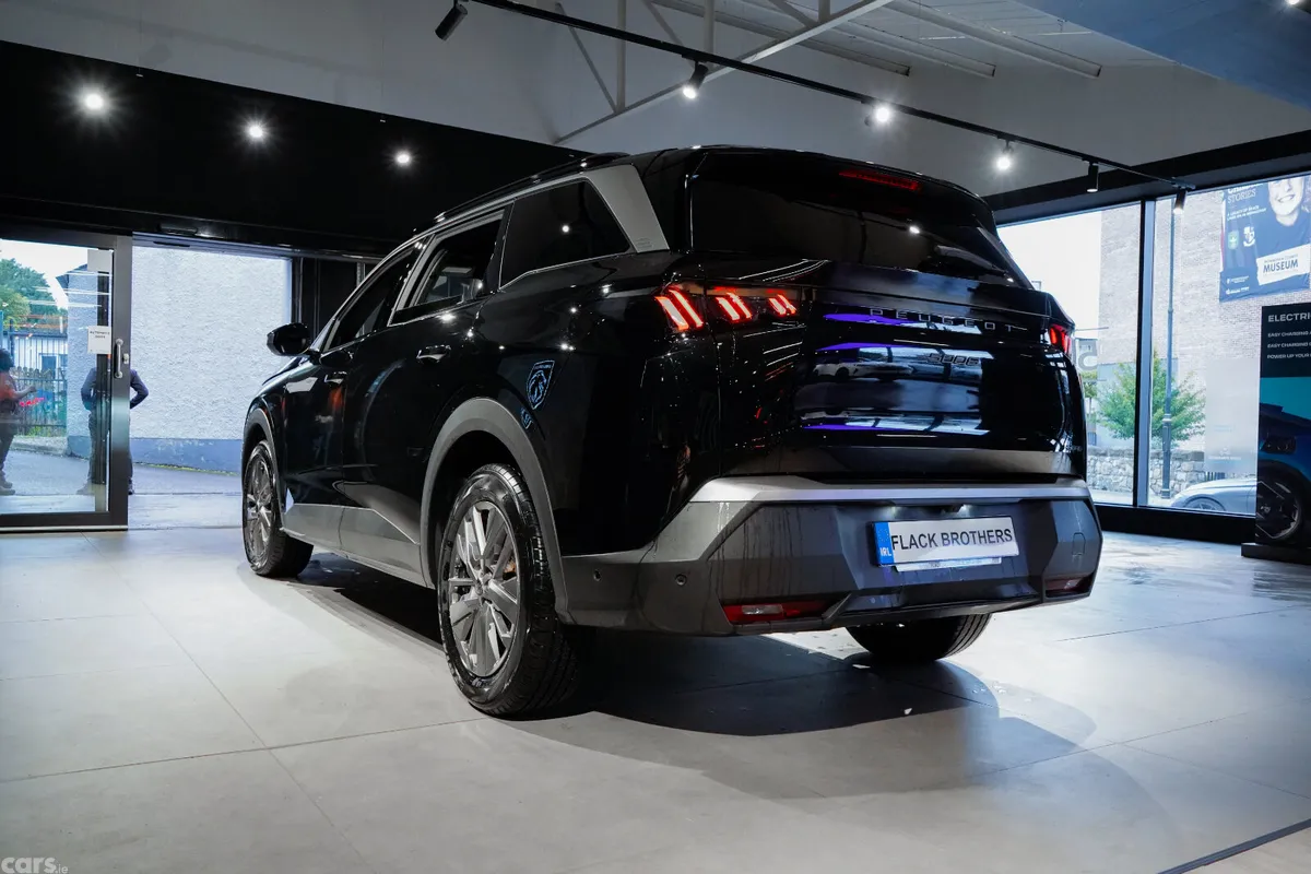 Peugeot 5008 MPV, Petrol Hybrid, 2026, Black