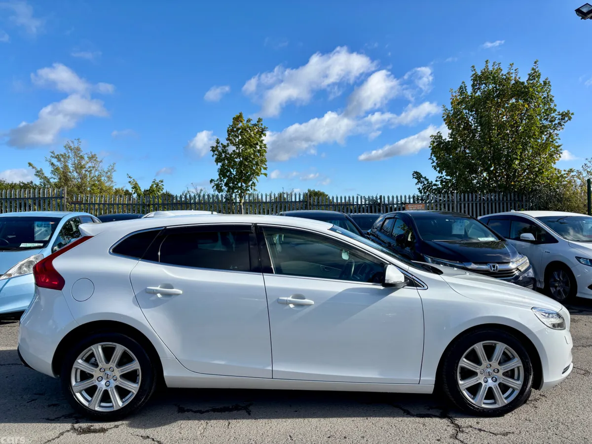 Volvo V40 Hatchback, Diesel, 2018, White