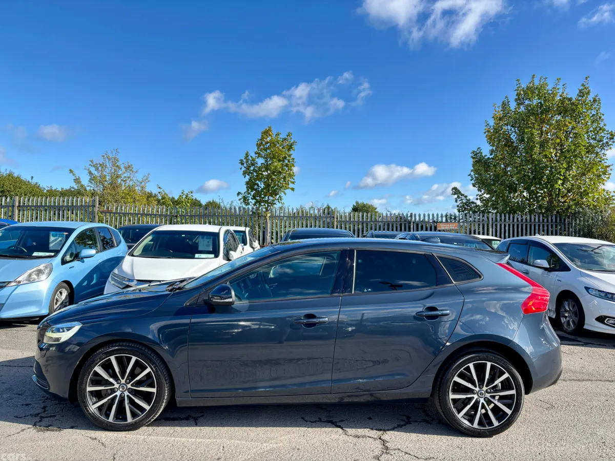 Volvo V40 Hatchback, Diesel, 2018, Blue