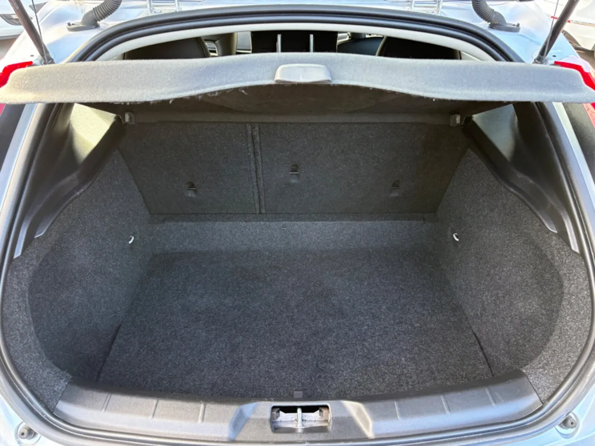 Volvo V40 Hatchback, Diesel, 2017, Grey
