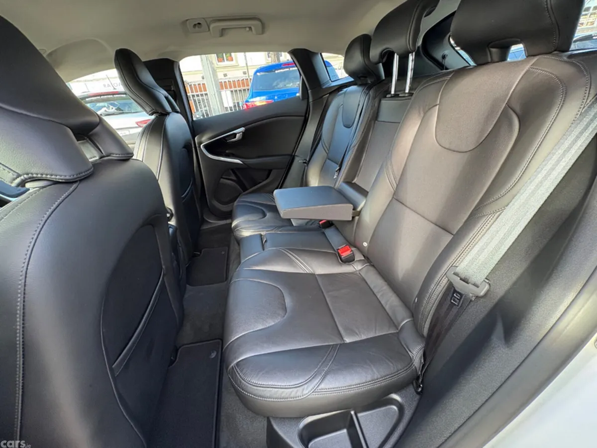Volvo V40 Hatchback, Diesel, 2017, Grey