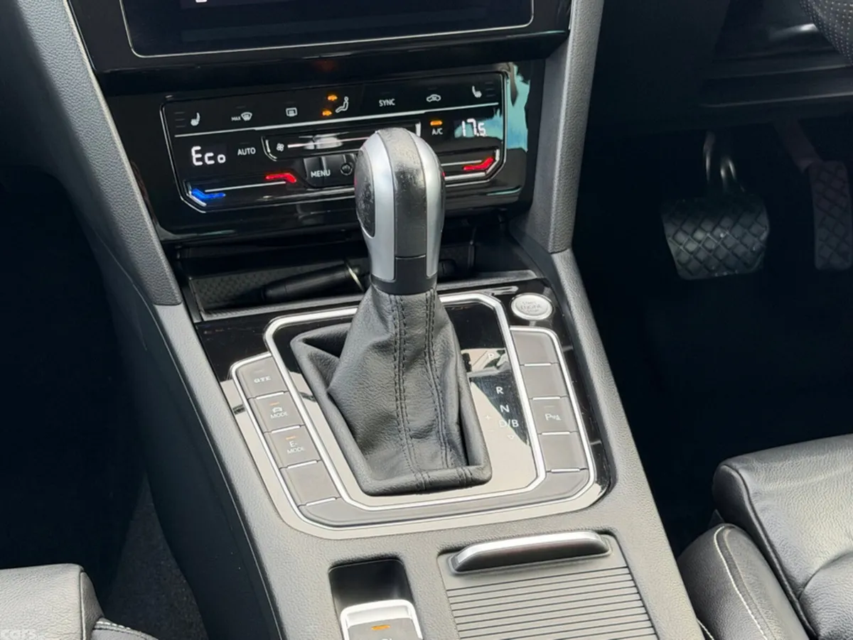 Volkswagen Passat Estate, Petrol Hybrid, 2022, Grey