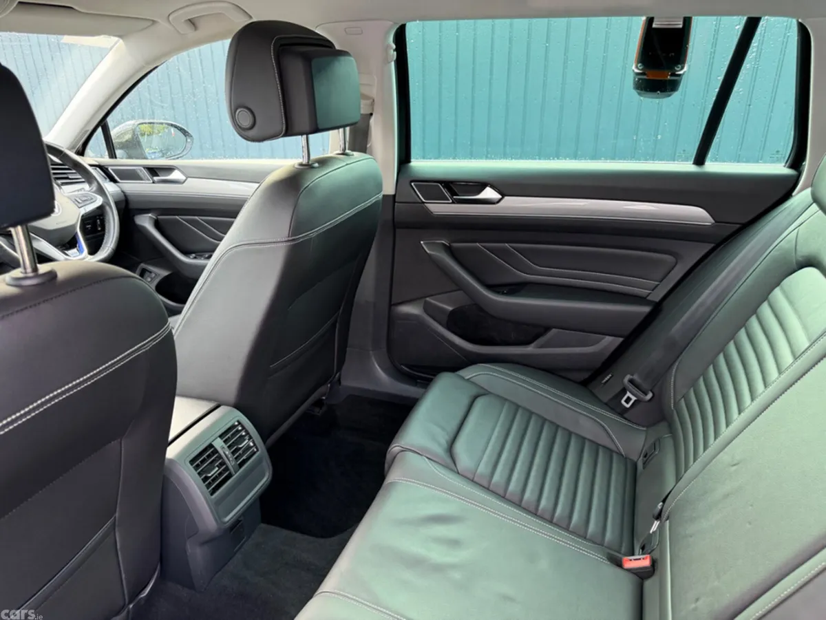 Volkswagen Passat Estate, Petrol Plug-in Hybrid, 2022, Grey