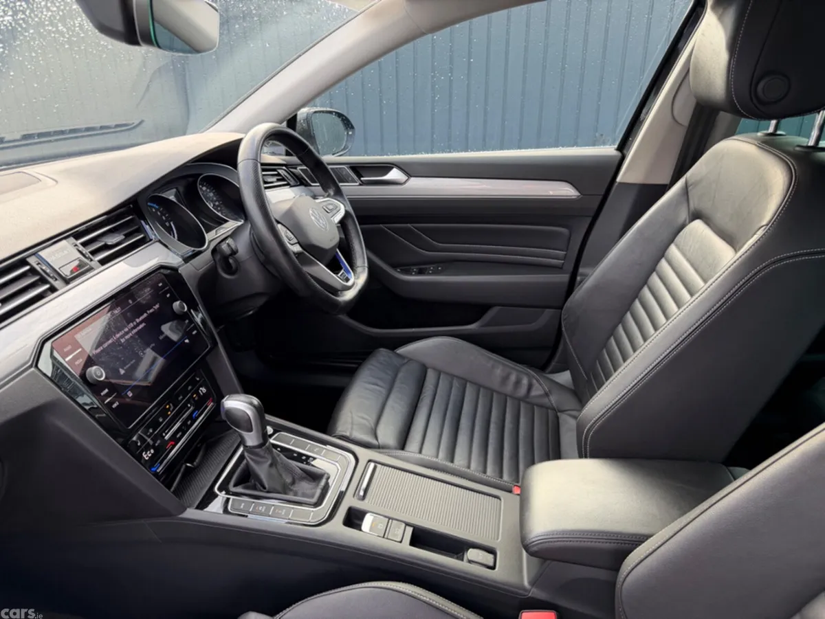 Volkswagen Passat Estate, Petrol Plug-in Hybrid, 2022, Grey