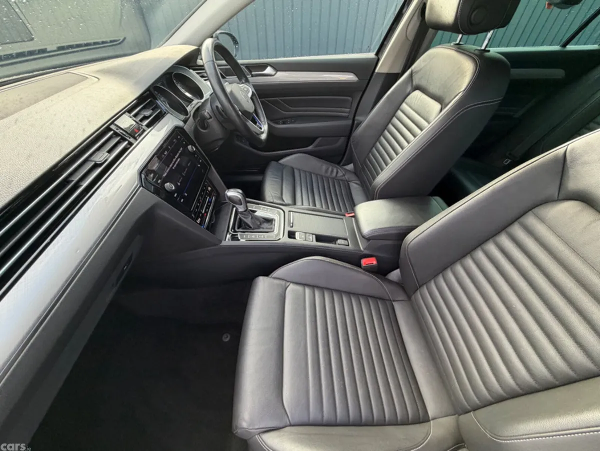 Volkswagen Passat Estate, Petrol Plug-in Hybrid, 2022, Grey