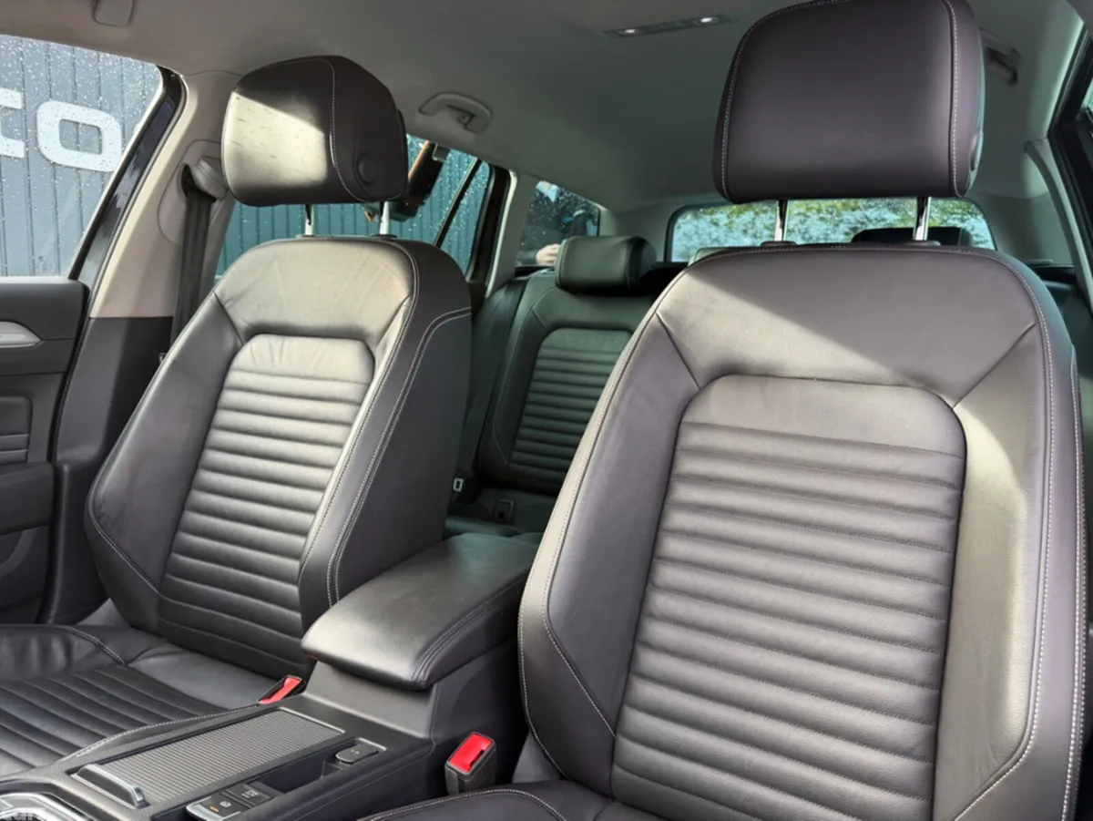 Volkswagen Passat Estate, Petrol Plug-in Hybrid, 2022, Grey