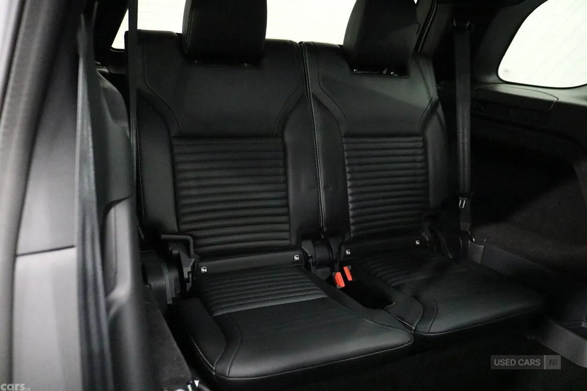 Land Rover Discovery SUV, Diesel, 2023, Grey