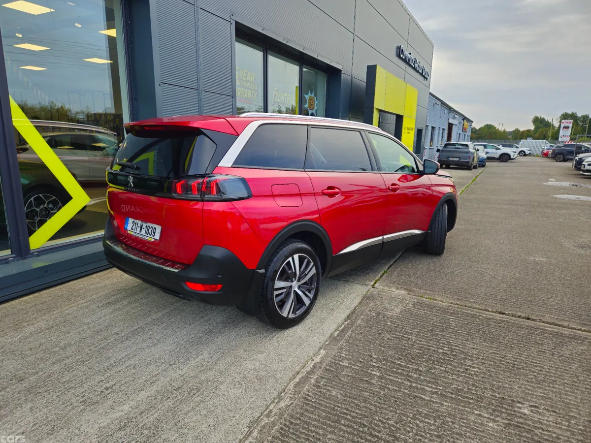Peugeot 5008 MPV, Diesel, 2021, Red
