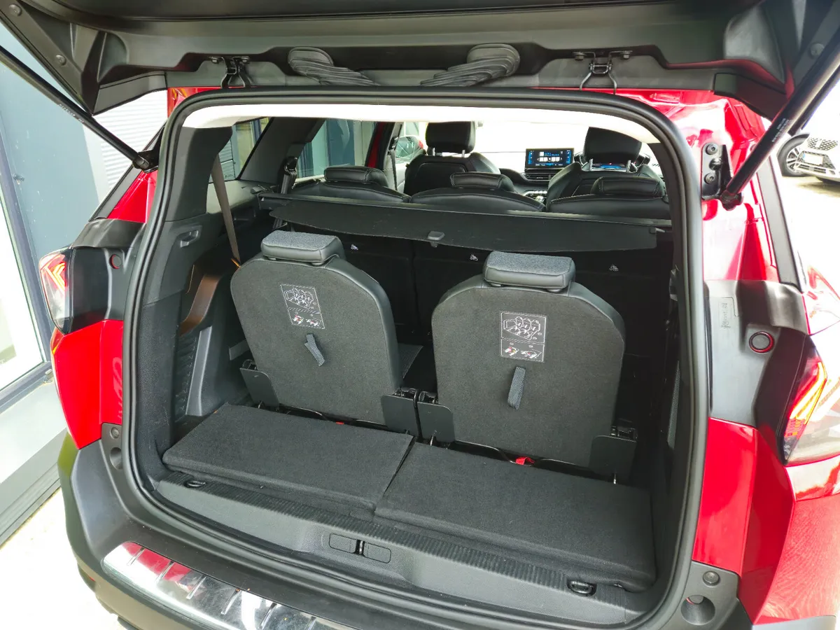 Peugeot 5008 MPV, Diesel, 2021, Red