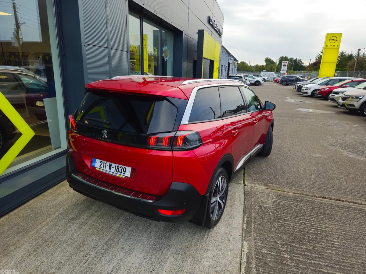 Peugeot 5008 MPV, Diesel, 2021, Red