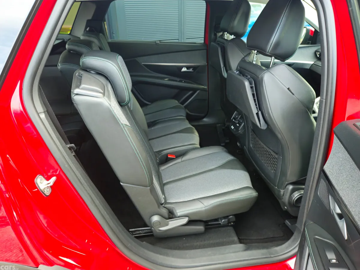 Peugeot 5008 MPV, Diesel, 2021, Red