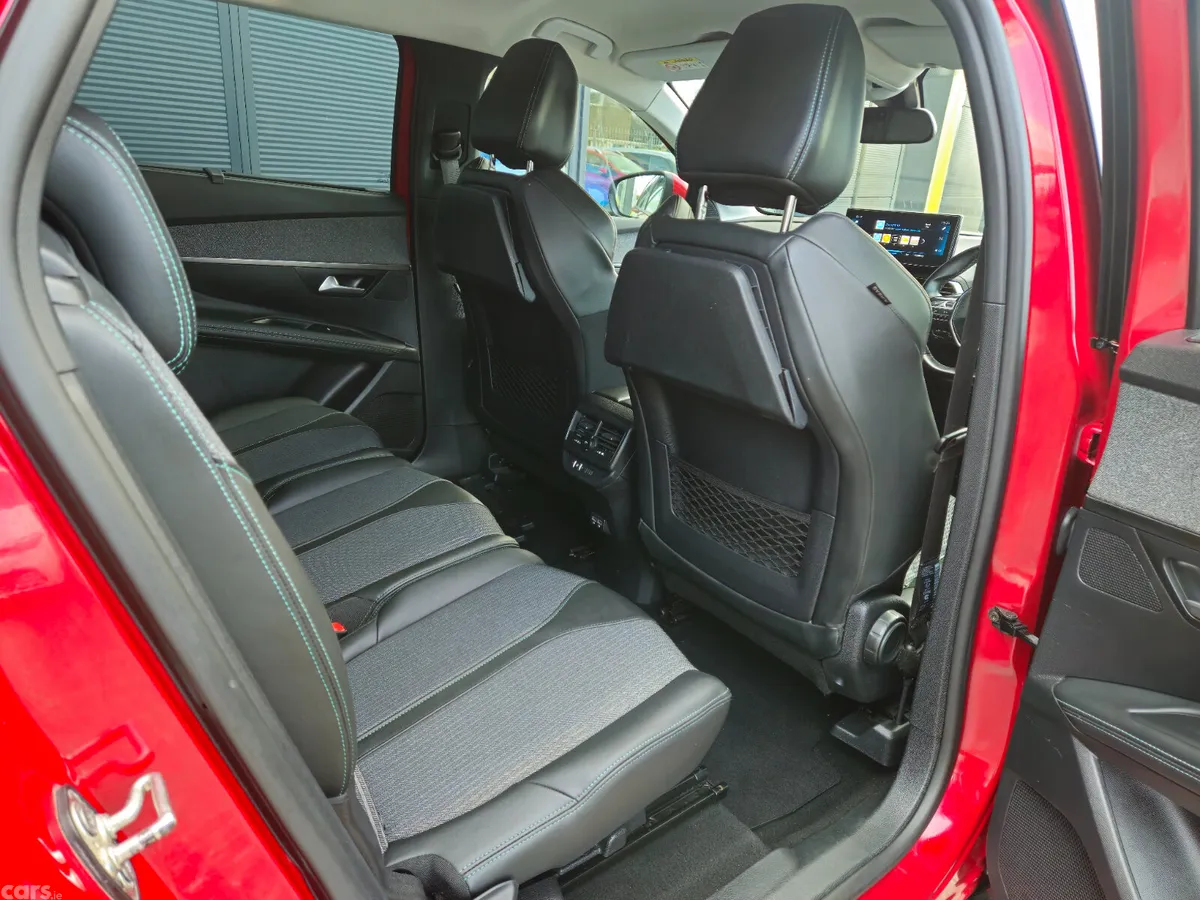 Peugeot 5008 MPV, Diesel, 2021, Red