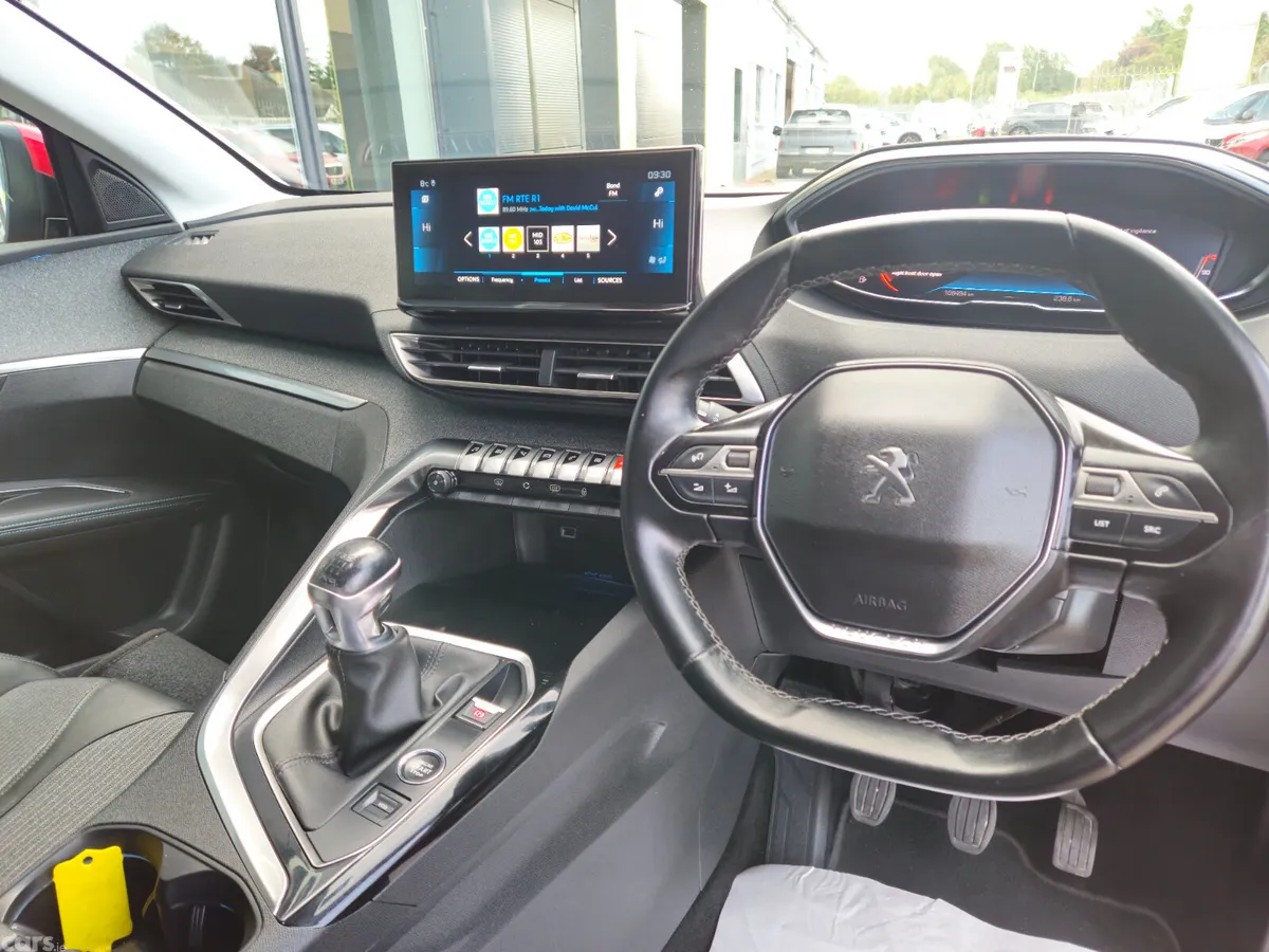 Peugeot 5008 MPV, Diesel, 2021, Red