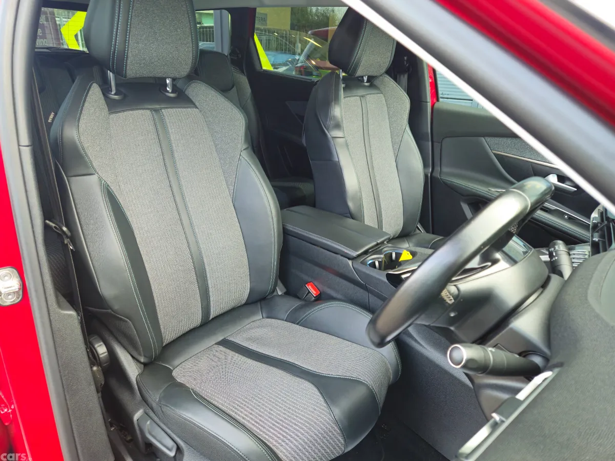 Peugeot 5008 MPV, Diesel, 2021, Red