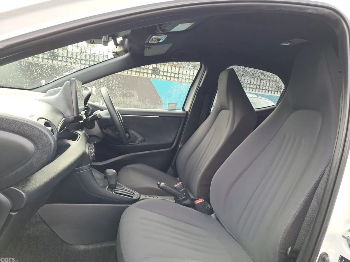 Toyota Yaris Hatchback, Petrol, 2021, White