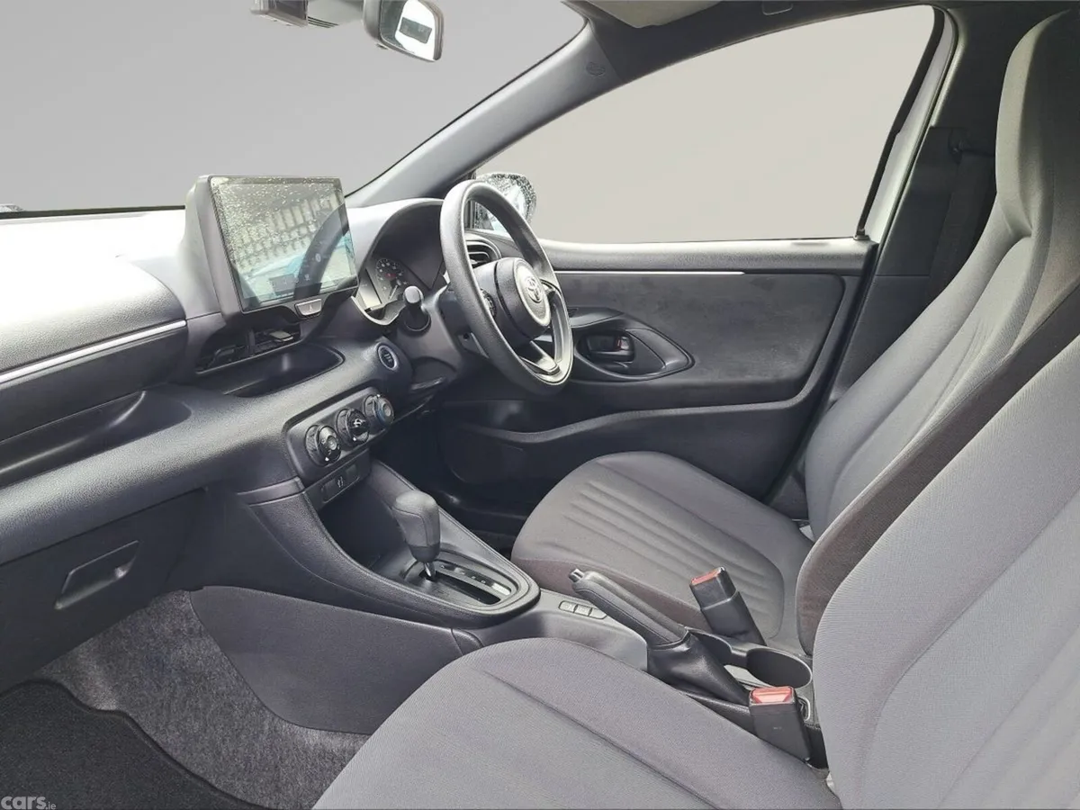 Toyota Yaris Hatchback, Petrol, 2021, White