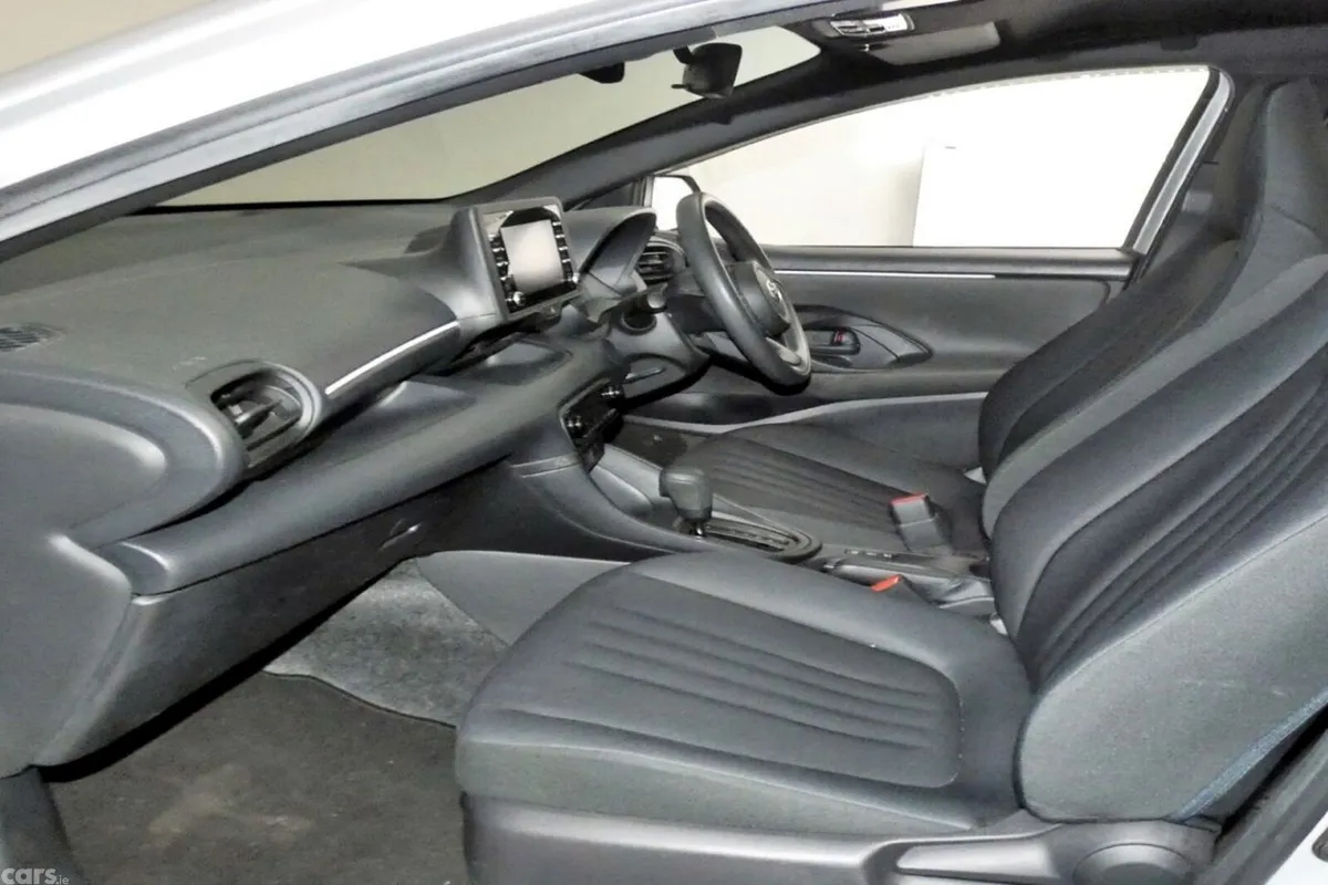 Toyota Yaris Hatchback, Petrol Hybrid, 2022, Blue