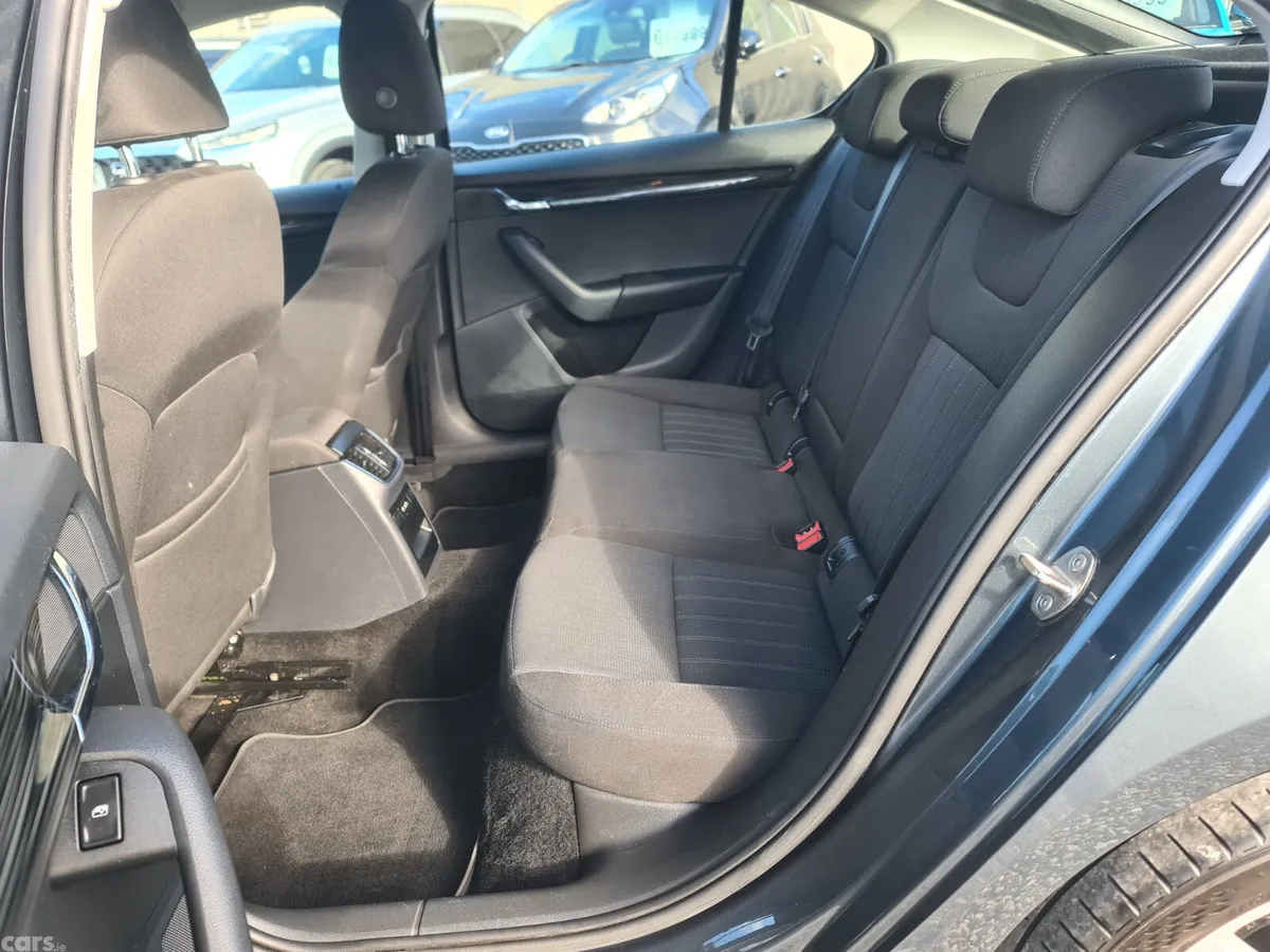 Skoda Octavia Saloon, Diesel, 2019, Grey
