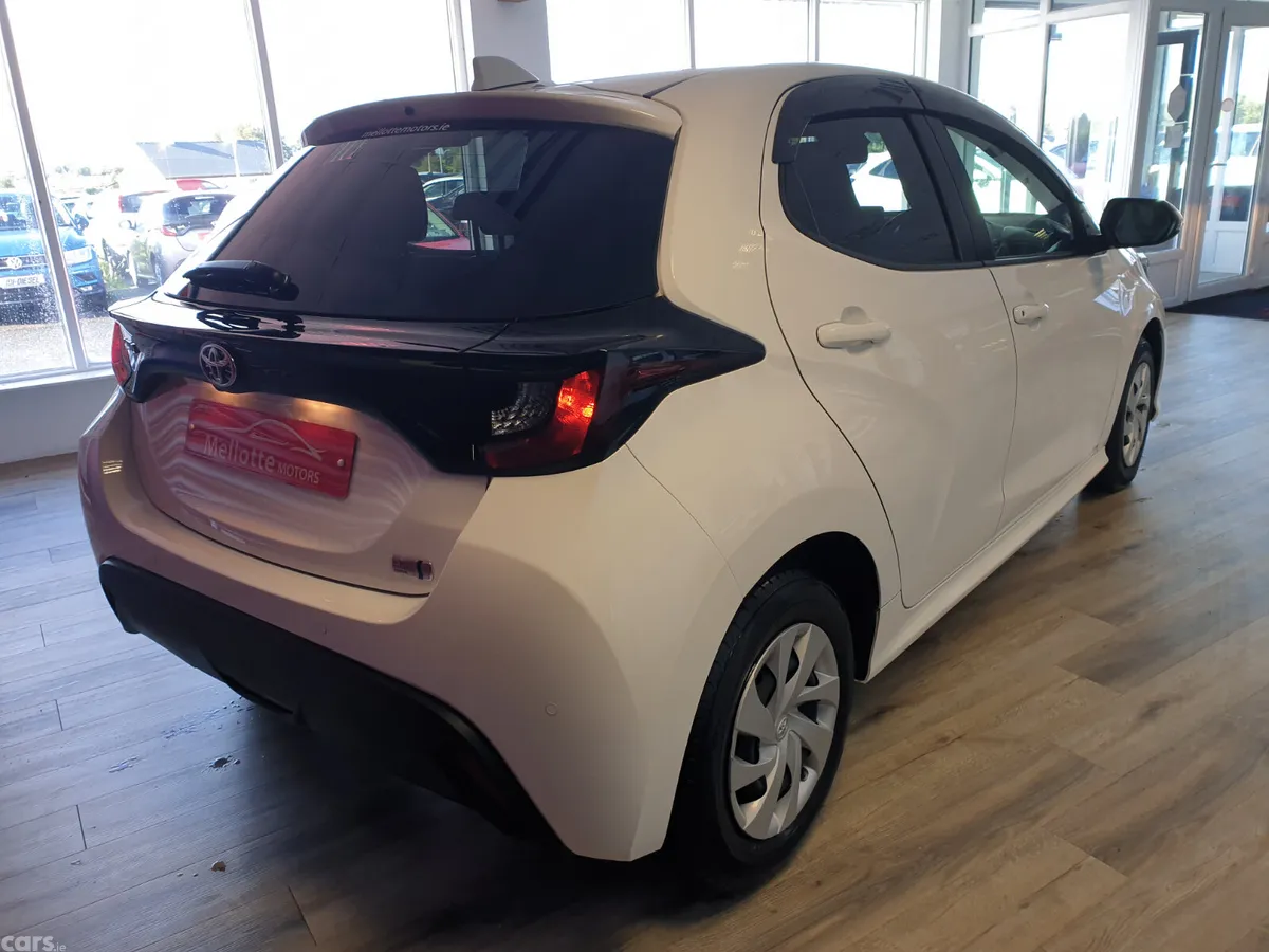 Toyota Yaris Hatchback, Petrol Hybrid, 2021, White